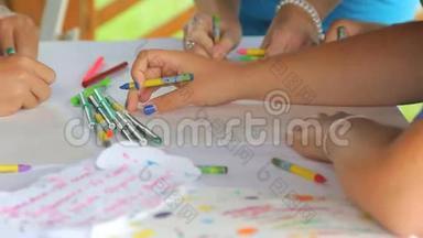 孩子们用铅笔在白纸上画画